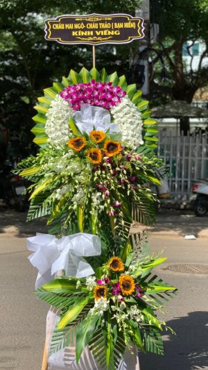 3. Hoa Viếng Đám Tang Các mẫu hoa viếng đám tang được thiết kế đặc biệt để thể hiện sự tôn kính và tiếc thương. Tiệm hoa Huyện Chợ Gạo, Tỉnh Tiền Giang đảm bảo các mẫu hoa viếng luôn trang trọng và đẹp mắt. Chúng tôi hiểu rằng mỗi lẵng hoa viếng không chỉ là một bó hoa mà còn là lời tiễn đưa cuối cùng đầy tôn kính và yêu thương dành cho người đã khuất. Các loại hoa như hoa lan trắng, hoa hồng trắng, và hoa cúc trắng thường được lựa chọn để tạo nên những mẫu hoa viếng trang nhã và thanh lịch. 4. Giá Cả Phải Chăng Với các mức giá từ 1,000,000 VND đến 5,000,000 VND, bạn có thể dễ dàng chọn được mẫu hoa đám tang phù hợp với nhu cầu và ngân sách tại Cửa hàng hoa Huyện Chợ Gạo, Tỉnh Tiền Giang. Chúng tôi cam kết cung cấp những sản phẩm hoa chia buồn với giá cả hợp lý nhất, đồng thời đảm bảo chất lượng hoa tươi và dịch vụ chăm sóc khách hàng chu đáo. 5. Dịch Vụ Giao Hoa Đám Tang Dịch vụ giao hoa đám tang của Shop Hoa Tươi Huyện Chợ Gạo, Tỉnh Tiền Giang cam kết giao hoa nhanh chóng và đúng hẹn, giúp bạn thể hiện sự tôn kính và tiếc thương đúng lúc. Đội ngũ giao hoa của chúng tôi luôn cẩn thận trong quá trình vận chuyển để đảm bảo hoa luôn tươi mới và đẹp mắt khi đến tay người nhận. Chúng tôi hiểu rằng thời gian là yếu tố quan trọng trong việc giao hoa chia buồn, do đó luôn ưu tiên giao hoa đúng giờ và đúng địa điểm. Tại Sao Chọn Shop Hoa Tươi Huyện Chợ Gạo, Tỉnh Tiền Giang? 1. Chất Lượng Hoa Tươi Shop Hoa Tươi Huyện Chợ Gạo, Tỉnh Tiền Giang cam kết cung cấp hoa tươi chất lượng cao, đảm bảo hoa luôn tươi mới và đẹp mắt khi đến tay người nhận. Chúng tôi luôn chọn lọc những bông hoa đẹp nhất từ các vườn hoa uy tín để mang đến cho bạn những sản phẩm tốt nhất. Chất lượng hoa là ưu tiên hàng đầu của chúng tôi, và chúng tôi luôn đảm bảo mỗi bó hoa đều đạt tiêu chuẩn cao nhất. 2. Dịch Vụ Chuyên Nghiệp Với đội ngũ nhân viên tận tâm và chuyên nghiệp, Tiệm hoa Huyện Chợ Gạo, Tỉnh Tiền Giang luôn sẵn sàng phục vụ và đáp ứng mọi yêu cầu của khách hàng. Chúng tôi luôn lắng nghe và tư vấn nhiệt tình để giúp bạn chọn được những bó hoa ưng ý nhất. Sự chuyên nghiệp và tận tâm của đội ngũ nhân viên là điểm mạnh giúp chúng tôi nhận được sự tin tưởng từ khách hàng. 3. Giá Cả Hợp Lý Cửa hàng hoa Huyện Chợ Gạo, Tỉnh Tiền Giang cung cấp các sản phẩm hoa với mức giá phải chăng, phù hợp với nhiều đối tượng khách hàng. Chúng tôi cam kết mang đến những bó hoa chất lượng cao với giá cả cạnh tranh nhất trên thị trường. Dù ngân sách của bạn là bao nhiêu, bạn cũng có thể tìm thấy những bó hoa đẹp và phù hợp tại cửa hàng của chúng tôi. 4. Dịch Vụ Giao Hoa Toàn Quốc Với hệ thống giao hoa rộng khắp, Shop Hoa Tươi Huyện Chợ Gạo, Tỉnh Tiền Giang có thể giao hoa đến mọi nơi trên toàn quốc, đảm bảo hoa luôn đến đúng giờ và đúng địa điểm. Bạn có thể yên tâm khi gửi gắm những lời chúc tốt đẹp thông qua những bó hoa tươi thắm của chúng tôi. Hệ thống giao hoa toàn quốc giúp chúng tôi phục vụ khách hàng ở khắp mọi miền đất nước một cách nhanh chóng và hiệu quả. 5. Đa Dạng Mẫu Hoa Tiệm hoa Huyện Chợ Gạo, Tỉnh Tiền Giang cung cấp đa dạng các mẫu hoa từ hoa sinh nhật, hoa khai trương, hoa đám tang đến các loại hoa đặc biệt khác, đáp ứng mọi nhu cầu của khách hàng. Bạn có thể dễ dàng chọn lựa những mẫu hoa phù hợp với từng dịp lễ và sở thích cá nhân. Sự đa dạng về mẫu hoa giúp chúng tôi đáp ứng được mọi nhu cầu và sở thích của khách hàng. FAQ - Câu Hỏi Thường Gặp 1. Tôi có thể đặt hoa online tại Shop Hoa Tươi Huyện Chợ Gạo, Tỉnh Tiền Giang không? Có, bạn có thể dễ dàng đặt hoa online thông qua trang web hoặc gọi điện trực tiếp để được tư vấn và đặt hàng. Chúng tôi luôn sẵn sàng hỗ trợ bạn trong quá trình chọn và đặt hoa. 2. Thời gian giao hoa là bao lâu? Thời gian giao hoa thường từ 60-120 phút kể từ khi đặt hàng, tùy thuộc vào địa điểm giao hàng. Chúng tôi cam kết giao hoa đúng giờ để đảm bảo sự hài lòng của khách hàng. 3. Tôi có thể yêu cầu thiết kế hoa theo ý muốn không? Có, Shop Hoa Tươi Huyện Chợ Gạo, Tỉnh Tiền Giang sẵn sàng thiết kế hoa theo yêu cầu riêng của khách hàng. Bạn có thể liên hệ với chúng tôi để thảo luận về ý tưởng và phong cách hoa mong muốn. 4. Shop có cung cấp dịch vụ giao hoa vào các dịp lễ đặc biệt không? Có, chúng tôi cung cấp dịch vụ giao hoa vào tất cả các dịp lễ đặc biệt như Ngày Valentine, Ngày Quốc tế Phụ nữ, Ngày của Mẹ, và nhiều dịp lễ khác. Bạn chỉ cần đặt hàng trước để đảm bảo hoa được giao đúng ngày. 5. Tôi có thể hủy đơn hàng nếu có thay đổi không? Bạn có thể hủy đơn hàng nếu có thay đổi, nhưng vui lòng thông báo cho chúng tôi sớm nhất có thể để chúng tôi có thể điều chỉnh kịp thời. Chính sách hủy đơn hàng sẽ được áp dụng theo quy định của cửa hàng. 6. Hoa có được đảm bảo tươi lâu không? Chúng tôi cam kết cung cấp hoa tươi chất lượng cao và đảm bảo hoa luôn tươi lâu nhất có thể. Chúng tôi chọn lọc hoa từ những nguồn cung cấp uy tín và chăm sóc kỹ lưỡng trước khi giao đến tay khách hàng. 7. Shop có chương trình khuyến mãi không? Shop Hoa Tươi Huyện Chợ Gạo, Tỉnh Tiền Giang thường xuyên có các chương trình khuyến mãi và ưu đãi đặc biệt cho khách hàng. Bạn có thể theo dõi trang web hoặc liên hệ với chúng tôi để biết thêm chi tiết về các chương trình khuyến mãi hiện có. 8. Tôi có thể thanh toán bằng cách nào? Chúng tôi chấp nhận nhiều hình thức thanh toán như tiền mặt, chuyển khoản ngân hàng và các hình thức thanh toán trực tuyến khác. Bạn có thể chọn phương thức thanh toán tiện lợi nhất cho mình khi đặt hàng. 9. Hoa có đi kèm thiệp chúc mừng không? Có, mỗi đơn hàng hoa đều đi kèm thiệp chúc mừng miễn phí. Bạn có thể ghi lời chúc hoặc thông điệp muốn gửi gắm vào thiệp và chúng tôi sẽ gửi kèm theo bó hoa của bạn. 10. Làm thế nào để liên hệ với Shop Hoa Tươi Huyện Chợ Gạo, Tỉnh Tiền Giang? Bạn có thể liên hệ với chúng tôi qua số điện thoại, email hoặc trang web chính thức của cửa hàng. Đội ngũ nhân viên tư vấn của chúng tôi luôn sẵn sàng hỗ trợ bạn mọi lúc mọi nơi. Shop Hoa Tươi Huyện Chợ Gạo, Tỉnh Tiền Giang cam kết mang đến cho bạn những sản phẩm hoa tươi chất lượng cao và dịch vụ tốt nhất. Hãy đến với chúng tôi để trải nghiệm những khoảnh khắc tuyệt vời cùng hoa tươi và gửi gắm những thông điệp yêu thương qua những bó hoa đẹp mắt. Shop Hoa Tươi Huyện Chợ Gạo, Tỉnh Tiền Giang