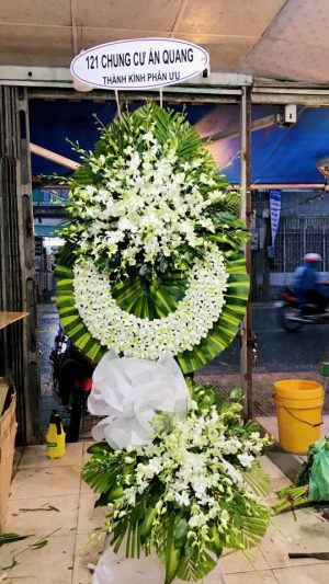 2. Hoa Khai Trương Sang Trọng Những mẫu hoa khai trương sang trọng với các loại hoa nhập khẩu như hoa tulip, hoa mẫu đơn và hoa ly sẽ tạo nên sự ấn tượng và đẳng cấp cho sự kiện khai trương của bạn. Các bó hoa được thiết kế tỉ mỉ, kết hợp màu sắc hài hòa sẽ là điểm nhấn nổi bật trong buổi lễ khai trương. 3. Hoa Khai Trương Độc Đáo Cửa hàng hoa Huyện Châu Thành, Tỉnh Tiền Giang còn cung cấp các mẫu hoa khai trương độc đáo, được thiết kế theo yêu cầu riêng của khách hàng. Bạn có thể yêu cầu các mẫu hoa đặc biệt với màu sắc và kiểu dáng phù hợp với thương hiệu và phong cách của sự kiện. Chúng tôi sẵn sàng đáp ứng mọi ý tưởng sáng tạo của bạn để mang đến những lẵng hoa khai trương độc đáo nhất. 4. Giá Cả Phải Chăng Với các mức giá từ 500,000 VND đến 3,000,000 VND, Shop Hoa Tươi Huyện Châu Thành, Tỉnh Tiền Giang cung cấp các lựa chọn hoa khai trương phù hợp với ngân sách của nhiều khách hàng. Chúng tôi cam kết giá cả hợp lý đi đôi với chất lượng cao. 5. Dịch Vụ Kèm Theo Bên cạnh việc cung cấp hoa khai trương, Tiệm hoa Huyện Châu Thành, Tỉnh Tiền Giang còn cung cấp các dịch vụ kèm theo như thiệp chúc mừng, banner, và dịch vụ setup hoa tại địa điểm khai trương. Đội ngũ nhân viên của chúng tôi sẽ hỗ trợ bạn từ khâu chuẩn bị đến khâu thực hiện để đảm bảo buổi lễ khai trương diễn ra suôn sẻ và thành công. Các Mẫu Hoa Sinh Nhật 1. Hoa Sinh Nhật Tươi Tắn Các mẫu hoa sinh nhật tại Shop Hoa Tươi Huyện Châu Thành, Tỉnh Tiền Giang luôn được chăm sóc kỹ lưỡng, đảm bảo hoa luôn tươi tắn và đẹp mắt. Bạn có thể chọn từ các bó hoa hồng, hoa lan, hoa cúc và nhiều loại hoa khác. Hoa sinh nhật là món quà tuyệt vời để gửi gắm tình cảm và lời chúc tốt đẹp đến người thân yêu. 2. Hoa Sinh Nhật Lãng Mạn Để tạo nên sự lãng mạn và ngọt ngào, Tiệm hoa Huyện Châu Thành, Tỉnh Tiền Giang cung cấp các bó hoa sinh nhật kết hợp với các phụ kiện như bóng bay, sô cô la, và gấu bông. Những bó hoa này chắc chắn sẽ làm người nhận cảm thấy hạnh phúc và được yêu thương. 3. Hoa Sinh Nhật Độc Đáo Nếu bạn muốn tạo nên sự khác biệt, hãy chọn các mẫu hoa sinh nhật độc đáo được thiết kế riêng theo phong cách và sở thích của người nhận. Cửa hàng hoa Huyện Châu Thành, Tỉnh Tiền Giang sẵn sàng đáp ứng mọi yêu cầu của bạn để tạo nên bó hoa sinh nhật ấn tượng nhất. Những thiết kế độc đáo và sáng tạo sẽ khiến người nhận bất ngờ và vui sướng. 4. Giá Cả Hợp Lý Với mức giá từ 300,000 VND đến 1,500,000 VND, bạn có thể dễ dàng tìm được bó hoa sinh nhật phù hợp với ngân sách của mình tại Shop Hoa Tươi Huyện Châu Thành, Tỉnh Tiền Giang. Chúng tôi luôn đảm bảo giá trị tương xứng với chất lượng sản phẩm. 5. Dịch Vụ Giao Hoa Sinh Nhật Dịch vụ giao hoa sinh nhật của Tiệm hoa Huyện Châu Thành, Tỉnh Tiền Giang đảm bảo giao đúng ngày, đúng giờ, giúp bạn gửi gắm tình cảm đến người nhận một cách trọn vẹn. Đội ngũ giao hoa chuyên nghiệp của chúng tôi sẽ mang đến niềm vui bất ngờ cho người nhận trong ngày sinh nhật đặc biệt. Các Mẫu Hoa Đám Tang 1. Hoa Chia Buồn Các mẫu hoa chia buồn tại Cửa hàng hoa Huyện Châu Thành, Tỉnh Tiền Giang được thiết kế trang nhã và tinh tế, giúp bạn gửi lời chia buồn chân thành đến gia đình người quá cố. Những loại hoa như hoa lily, hoa cúc và hoa hồng trắng thường được sử dụng để tạo nên các lẵng hoa chia buồn. Hoa chia buồn là lời an ủi, sẻ chia và đồng cảm sâu sắc đến gia đình người đã khuất. 2. Hoa Tang Lễ Shop Hoa Tươi Huyện Châu Thành, Tỉnh Tiền Giang cung cấp các mẫu hoa tang lễ đa dạng, từ các vòng hoa lớn đến các lẵng hoa nhỏ gọn, phù hợp với từng yêu cầu của khách hàng. Hoa tang lễ được thiết kế trang trọng và tinh tế, mang lại sự an ủi và chia buồn sâu sắc đến gia đình người đã khuất. Những vòng hoa và lẵng hoa tang lễ của chúng tôi không chỉ thể hiện sự tôn kính mà còn truyền tải thông điệp đồng cảm và sẻ chia. 3. Hoa Viếng Đám Tang Các mẫu hoa viếng đám tang được thiết kế đặc biệt để thể hiện sự tôn kính và tiếc thương. Tiệm hoa Huyện Châu Thành, Tỉnh Tiền Giang đảm bảo các mẫu hoa viếng luôn trang trọng và đẹp mắt. Chúng tôi hiểu rằng mỗi lẵng hoa viếng không chỉ là một bó hoa mà còn là lời tiễn đưa cuối cùng đầy tôn kính và yêu thương dành cho người đã khuất. Các loại hoa như hoa lan trắng, hoa hồng trắng, và hoa cúc trắng thường được lựa chọn để tạo nên những mẫu hoa viếng trang nhã và thanh lịch. 4. Giá Cả Phải Chăng Với các mức giá từ 1,000,000 VND đến 5,000,000 VND, bạn có thể dễ dàng chọn được mẫu hoa đám tang phù hợp với nhu cầu và ngân sách tại Cửa hàng hoa Huyện Châu Thành, Tỉnh Tiền Giang. Chúng tôi cam kết cung cấp những sản phẩm hoa chia buồn với giá cả hợp lý nhất, đồng thời đảm bảo chất lượng hoa tươi và dịch vụ chăm sóc khách hàng chu đáo. 5. Dịch Vụ Giao Hoa Đám Tang Dịch vụ giao hoa đám tang của Shop Hoa Tươi Huyện Châu Thành, Tỉnh Tiền Giang cam kết giao hoa nhanh chóng và đúng hẹn, giúp bạn thể hiện sự tôn kính và tiếc thương đúng lúc. Đội ngũ giao hoa của chúng tôi luôn cẩn thận trong quá trình vận chuyển để đảm bảo hoa luôn tươi mới và đẹp mắt khi đến tay người nhận. Chúng tôi hiểu rằng thời gian là yếu tố quan trọng trong việc giao hoa chia buồn, do đó luôn ưu tiên giao hoa đúng giờ và đúng địa điểm. Tại Sao Chọn Shop Hoa Tươi Huyện Châu Thành, Tỉnh Tiền Giang? 1. Chất Lượng Hoa Tươi Shop Hoa Tươi Huyện Châu Thành, Tỉnh Tiền Giang cam kết cung cấp hoa tươi chất lượng cao, đảm bảo hoa luôn tươi mới và đẹp mắt khi đến tay người nhận. Chúng tôi luôn chọn lọc những bông hoa đẹp nhất từ các vườn hoa uy tín để mang đến cho bạn những sản phẩm tốt nhất. Chất lượng hoa là ưu tiên hàng đầu của chúng tôi, và chúng tôi luôn đảm bảo mỗi bó hoa đều đạt tiêu chuẩn cao nhất. 2. Dịch Vụ Chuyên Nghiệp Với đội ngũ nhân viên tận tâm và chuyên nghiệp, Tiệm hoa Huyện Châu Thành, Tỉnh Tiền Giang luôn sẵn sàng phục vụ và đáp ứng mọi yêu cầu của khách hàng. Chúng tôi luôn lắng nghe và tư vấn nhiệt tình để giúp bạn chọn được những bó hoa ưng ý nhất. Sự chuyên nghiệp và tận tâm của đội ngũ nhân viên là điểm mạnh giúp chúng tôi nhận được sự tin tưởng từ khách hàng. 3. Giá Cả Hợp Lý Cửa hàng hoa Huyện Châu Thành, Tỉnh Tiền Giang cung cấp các sản phẩm hoa với mức giá phải chăng, phù hợp với nhiều đối tượng khách hàng. Chúng tôi cam kết mang đến những bó hoa chất lượng cao với giá cả cạnh tranh nhất trên thị trường. Dù ngân sách của bạn là bao nhiêu, bạn cũng có thể tìm thấy những bó hoa đẹp và phù hợp tại cửa hàng của chúng tôi.